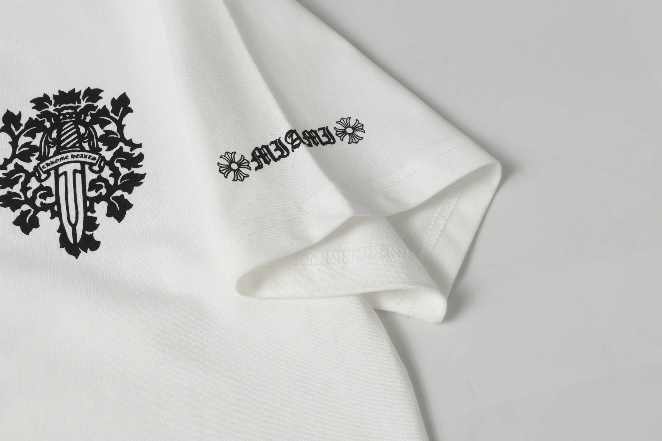 🅿️170 Chrome hearte/Chrome heart ch 25ss Miami limited Sanskrit printed T-shirt short sleeves. A must-have item for daily commuting for men and women in light luxury. The correct version is welcome to compare. Detailed features: ·280 grams of 100% cotton double yarn jersey fabric. ·Special thickened 32 pieces of double-strand 1x1 thread in the same vat. ·Double-needle cross-stitch technology. ·Original main mark washed hangtag. COLOUR: Black White SIZE：s m l xl